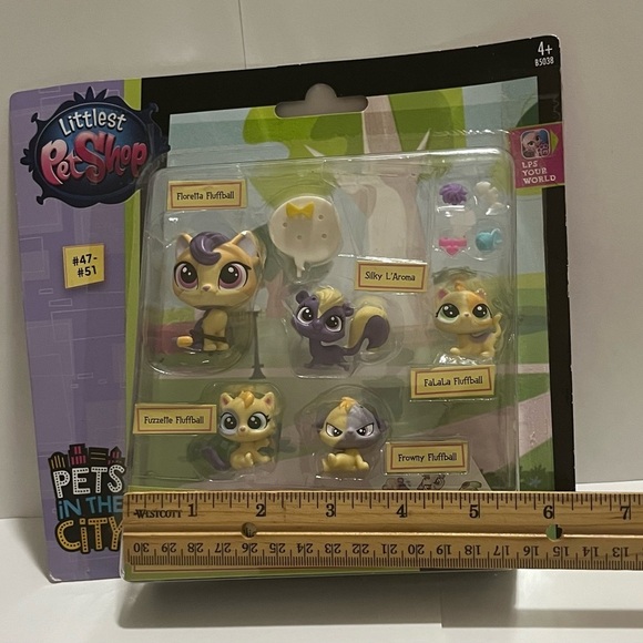 Littlest Pet Shop Families-FluffBall Cats and Silky L’Aroma Skunk - Picture 9 of 9
